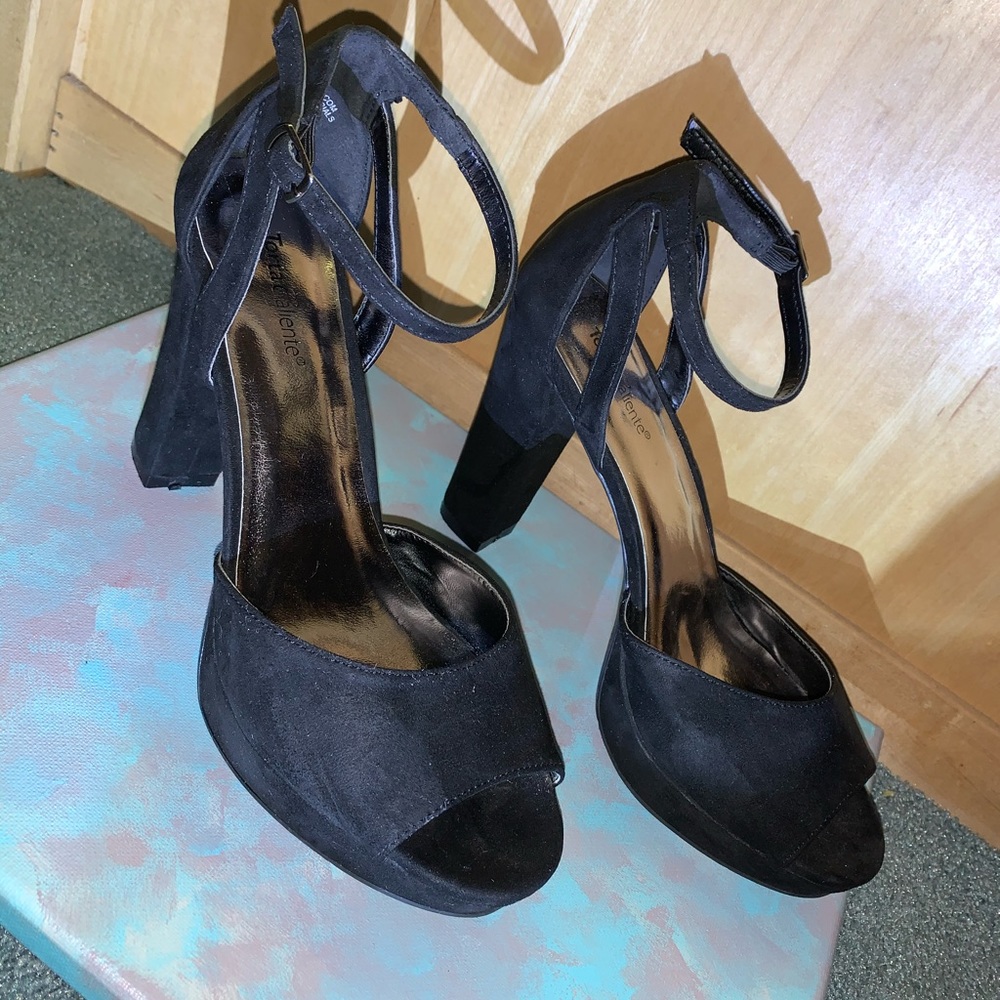 Black strappy heels☀️